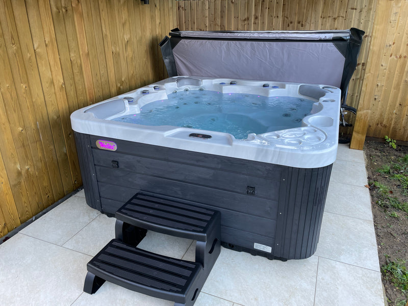Wellis Jupiter Hot Tub