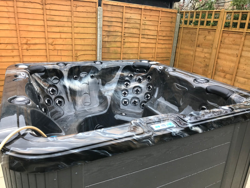 Hawaiian Breeze Hot Tub 740L