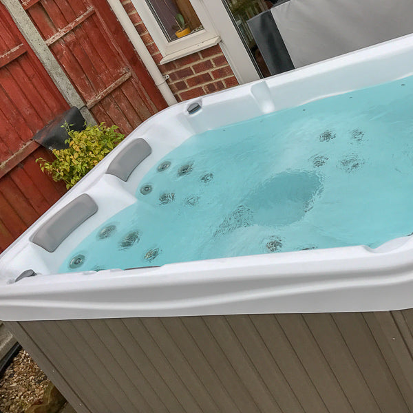 Weekend 330/2L Hot Tub