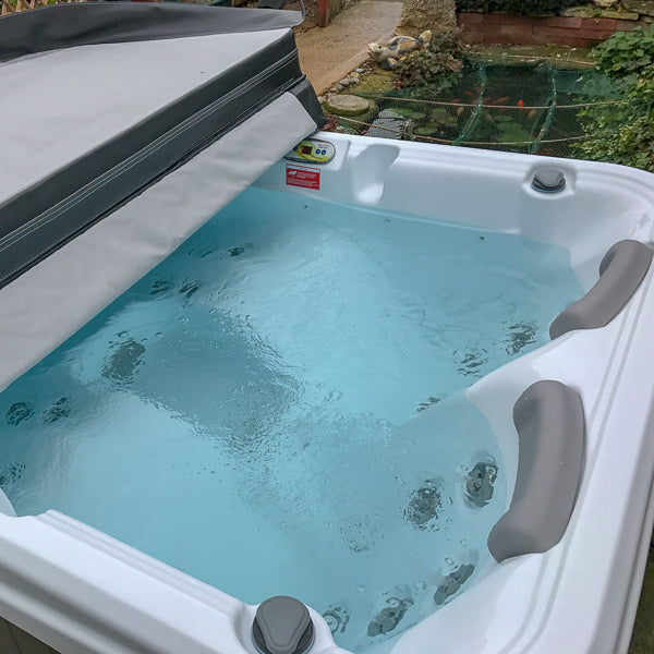 Weekend 330/2L Hot Tub